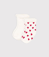 Load image into Gallery viewer, A08ZT 00 WHITE RED NEWBORN HEARTS SOCKS
