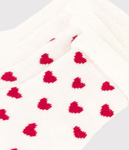 Load image into Gallery viewer, A08ZT 00 WHITE RED HEARTS NEWBORN SOCKS
