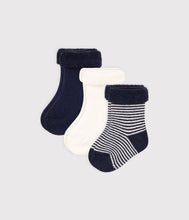 Load image into Gallery viewer, A08ZQ 98 01 NVY WHITE NEWBORN SOCKS STRIPES
