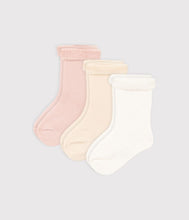 Load image into Gallery viewer, A08ZP 00 PINK WHITE NEWBORN SOCKS
