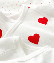 Load image into Gallery viewer, SS26 - A04O7 00 WHITE RED BODYSUITS HEARTS NEWBORN SPRING SUMMER 2026
