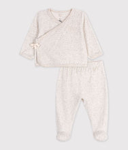 Load image into Gallery viewer, FW26 - A0GOV 01 OATMEAL BABY FALL WINTER 2026 GIFT NEWBORN SETS
